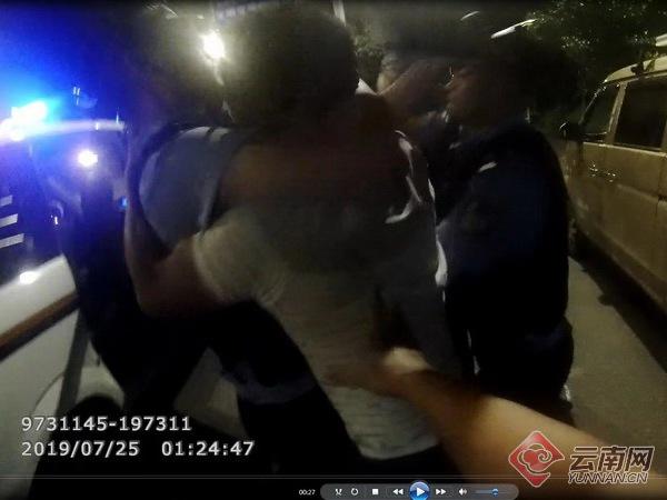 云南芒市3名男子酒后暴力抗法辱骂民警被刑拘