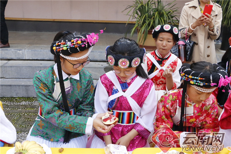 是纳西族妇女勤劳能干的象征……"在丽江市博物院讲解员杨艳的带领下