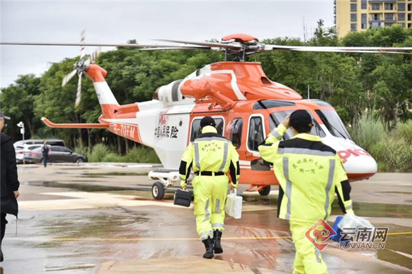 老人生命垂危急需转院治疗 昆明警方调直升机完成29公里爱心接力