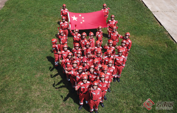 云南武警官兵与国旗同框：我爱你，五星红旗！