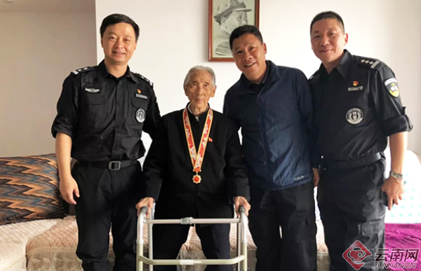 云南90岁老铁警获颁“庆祝中华人民共和国成立70周年”纪念章