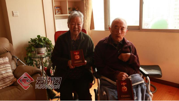 光荣！昆明这老两口同获“庆祝中华人民共和国成立70周年”纪念章