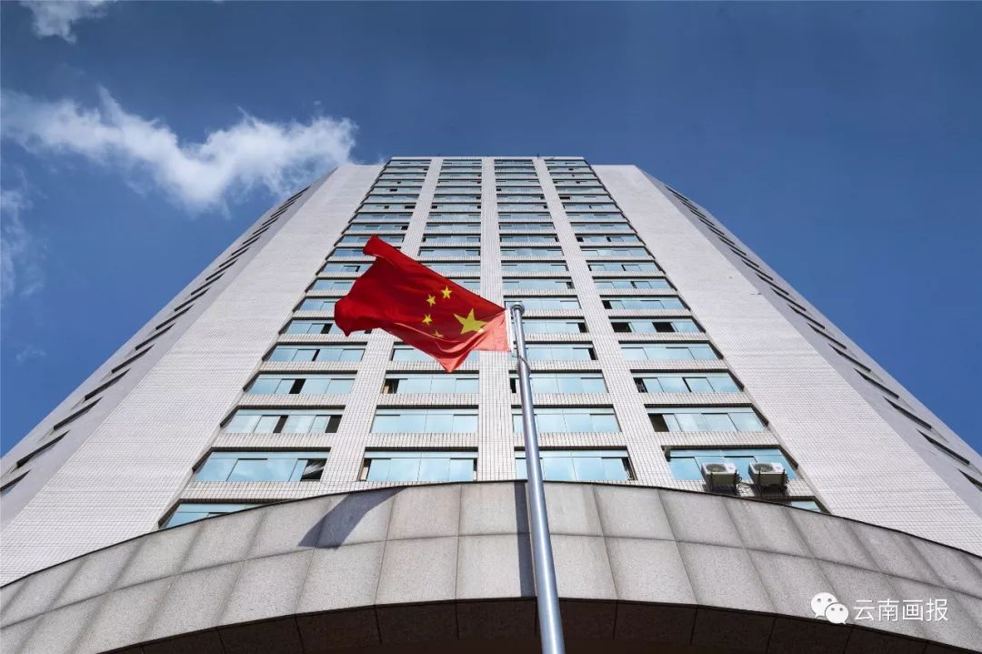 热烈庆祝中华人民共和国成立70周年 云南出版集团举行升国旗仪式