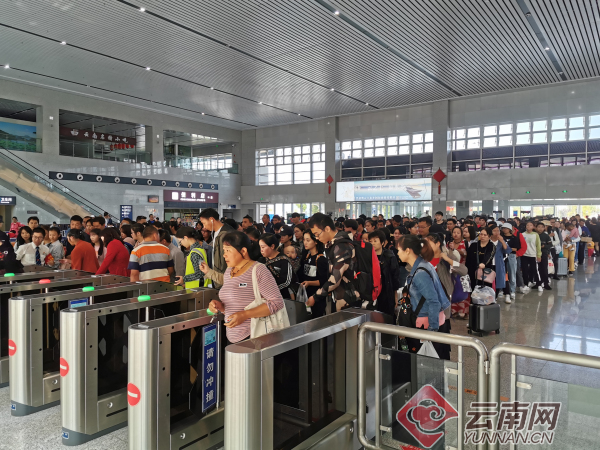 国庆首日云南铁路迎来客流高峰 旅游热门方向车票售罄