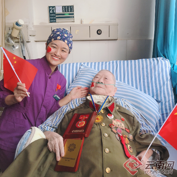 暖心！84岁老军人在病床上和医护人员欢度国庆