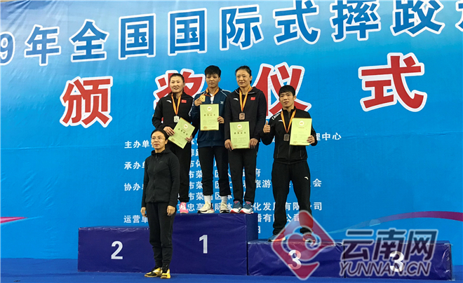 云南德宏健将级运动员龙佳获全国摔跤冠军赛金牌