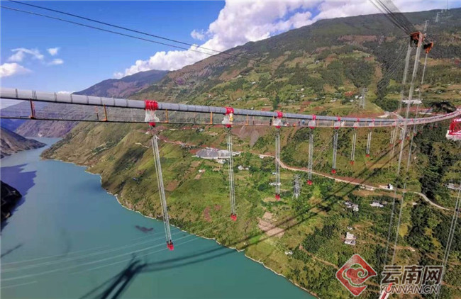华丽高速金安金沙江大桥首榀钢桁梁成功吊装