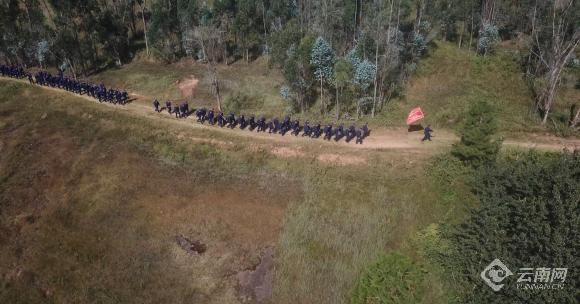 云南省森林消防总队组织344名新消防员开展实战化野营拉练