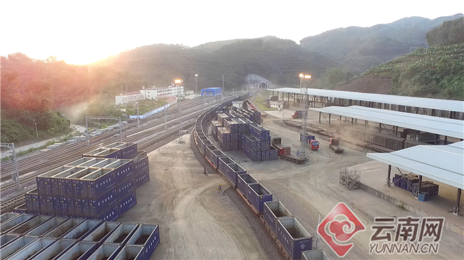 云南首批进口8700吨印尼煤“坐火车”进企业