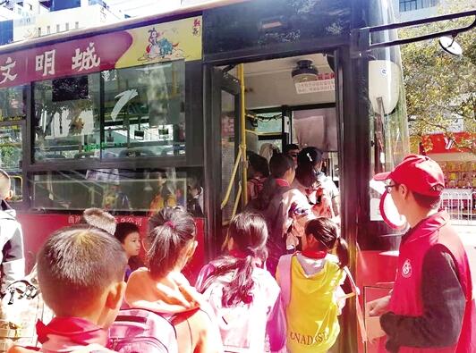 曲靖“学生号”公交运行良好 3年级以上娃娃是乘坐主力