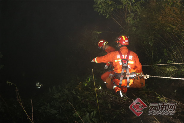 云南一货车侧翻坠落60米悬崖 消防连夜救援助司机脱险