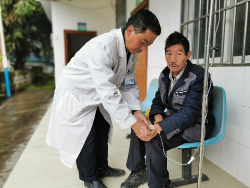 “追梦人”邓前堆：36年坚守乡村诊室，真情守护群众健康