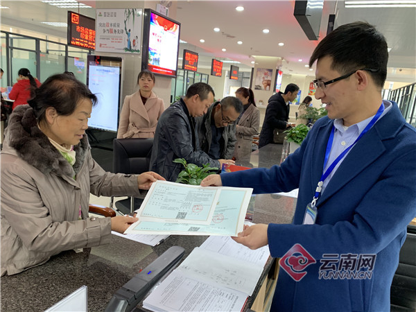 安宁发出云南省新系统上线的首张食品经营许可证