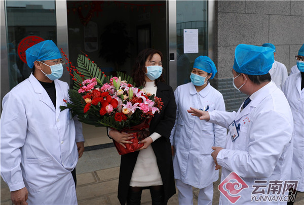 云南首例治愈患者在红河州出院 连连道谢并鼓励其他患者：“一定会好起来的，加油！”