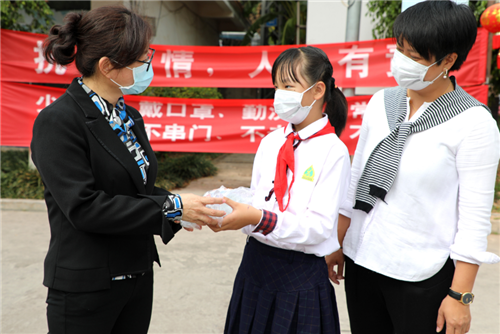 云南9岁女孩捐出零花钱给医护人员买护目镜