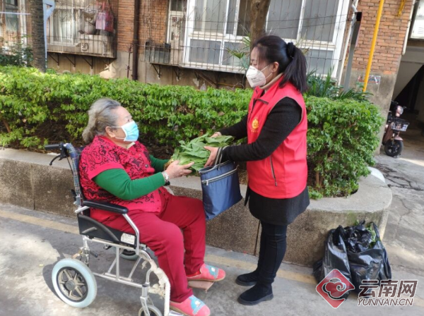 云南昆明：社区爱心小分队为高龄孤寡老人送菜