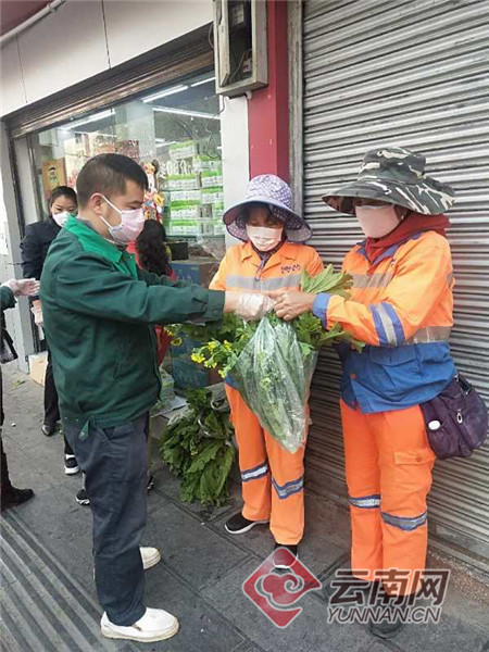 元宵节这个单位在云南普洱街头免费发放2吨蔬菜