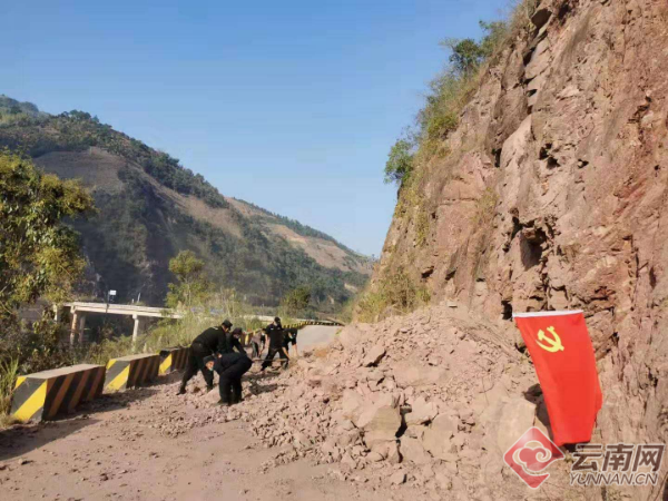 云南双江：临时党支部党员徒手清理落石 确保甘蔗砍收运输安全