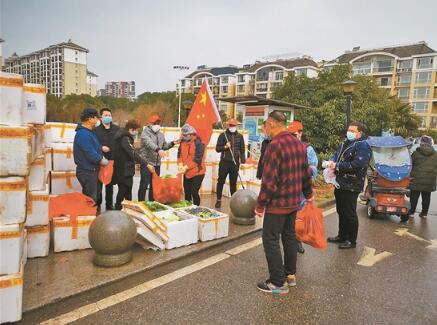 云南省支援湖北首批88吨蔬菜发放到武汉市民手中