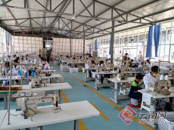 云南墨江一服装厂复工转产口罩 产量每天2万个