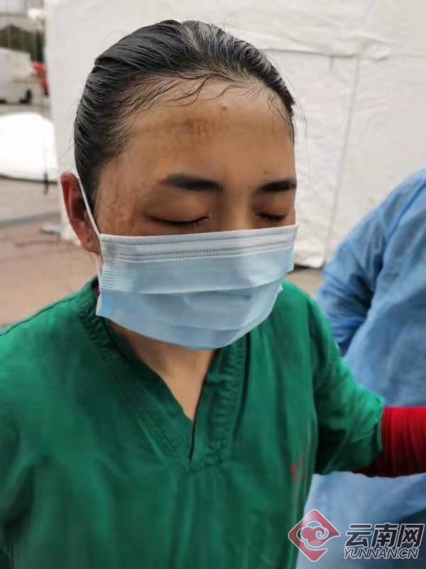 【来自咸宁一线的报道】小跑着给270位病人发早餐，云南护士长在武汉方舱医院累到虚脱