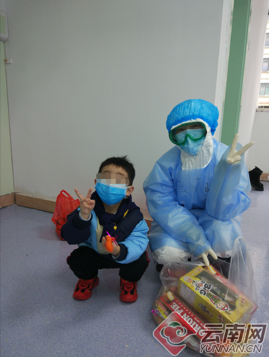 【来自咸宁一线的报道】医疗队队员和三岁“小木木”的故事：“宝贝别怕，叔叔阿姨陪着你”