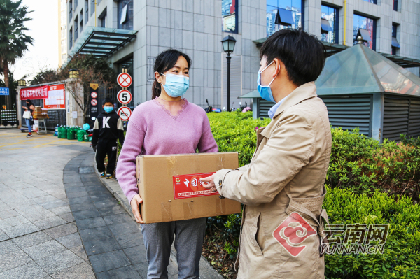 云南“同心抗疫”服务团向支援湖北人员家庭送“暖心菜”