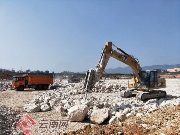 云南石林：疫情防控不松懈 水利建设干得欢