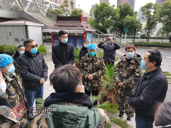 云南援助湖北医疗队前方指挥部指挥长许勇刚一行看望慰问战斗一线的医疗队队员和记者。