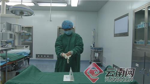 云南龙陵县人民医院麻醉科首次推广无接触式戴手套