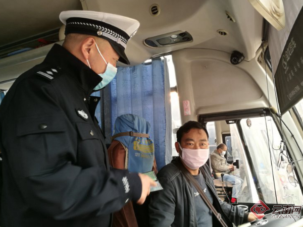 民警为企业员工提供服务 云南省公安厅 供图