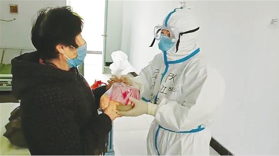 驻武汉丽江医疗队为女性患者送礼物