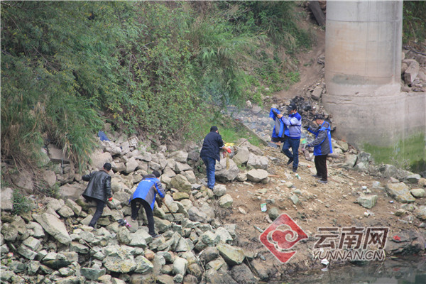 云南昭通：桧溪镇13名群众自发组织开展护河行动