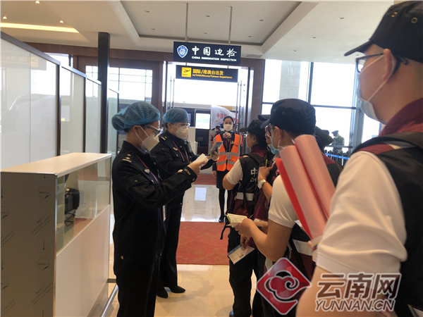昆明边检为中国赴老挝抗疫医疗专家组提供便捷通关服务