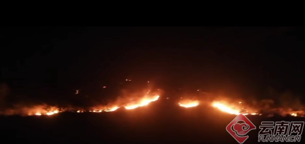 南涧县南涧镇小军庄大坝地南涧民中后山发生森林火情。视频截图