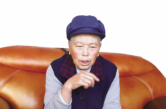 迟来38年的作家梦 丽江72岁奶奶2年在44本作业本上写了52万字