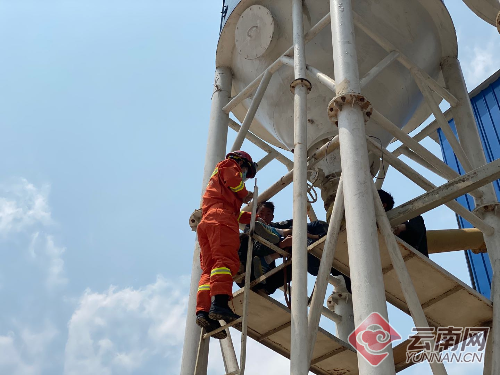 云南通海：男子被机器“咬腿” 消防紧急救援