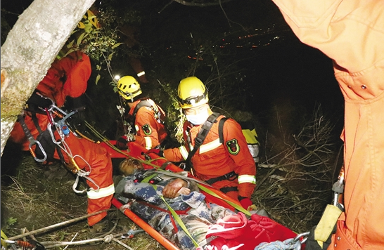 村民西山采药坠落悬崖 消防夜里紧急施救 近4小时后成功获救