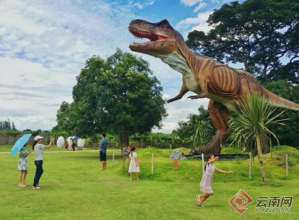 昆明海埂恐龙星球探险乐园开园 首日大批市民游客欢乐尝鲜