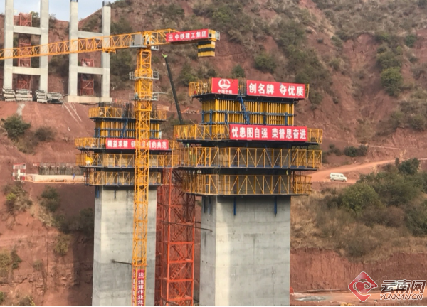 玉楚高速控制性工程——许家坝大桥左线最高桥墩顺利封顶