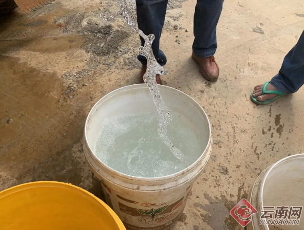 云南开远：党员送水进村，村民用水不再愁