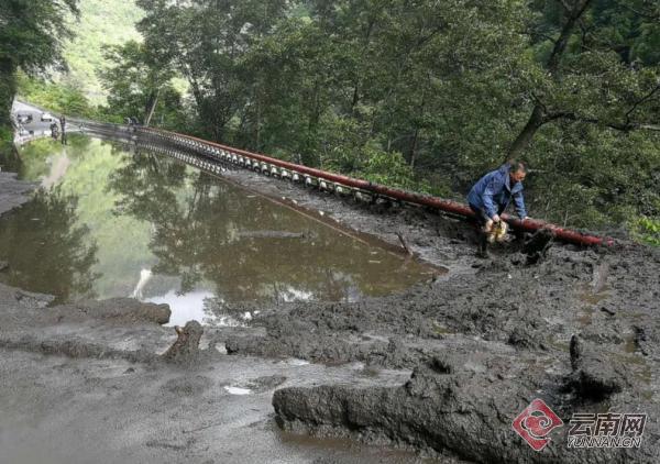 云南贡山县城至丙中洛路段小车已可以通行 抢险仍在进行中