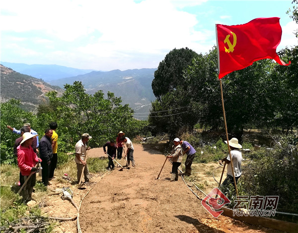 云南永平：村民领到道路建设补助水泥 热火朝天修建串户路