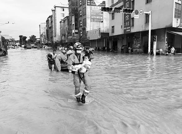 广南县遭遇新一轮强降雨 当地消防部门组织皮艇救援