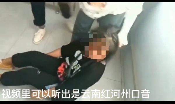 云南两名中学生遭同学殴打 官方通报：警方已介入调查