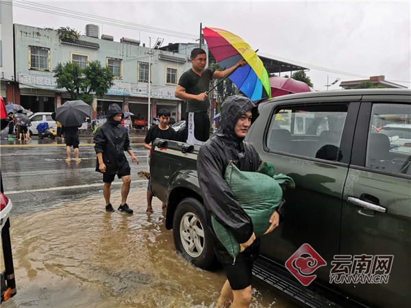 云南盈江发生洪涝灾害 边境民警火速救援