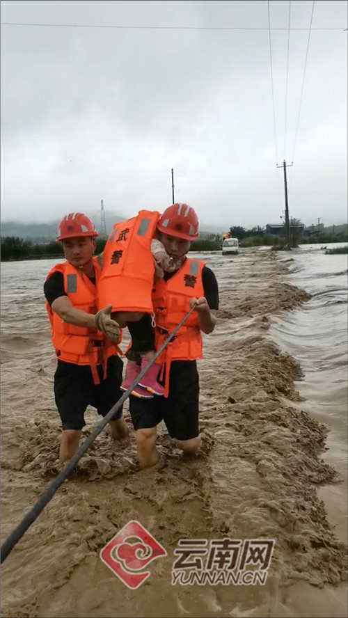 道路被淹群众被困 武警云南总队德宏支队搭建通往孤岛的“生命通道”