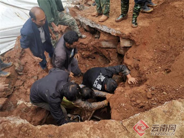 徒手刨挖1小时！云南玉溪民警从废墟中救出被埋老人