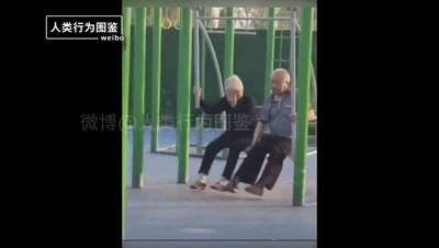 100岁奶奶贴脸陪伴98岁爷爷,网友:等我老了也想这样