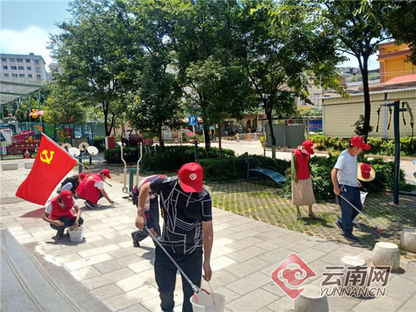 云南安宁“小红帽”协同出动 清洁整理自建房区环境卫生